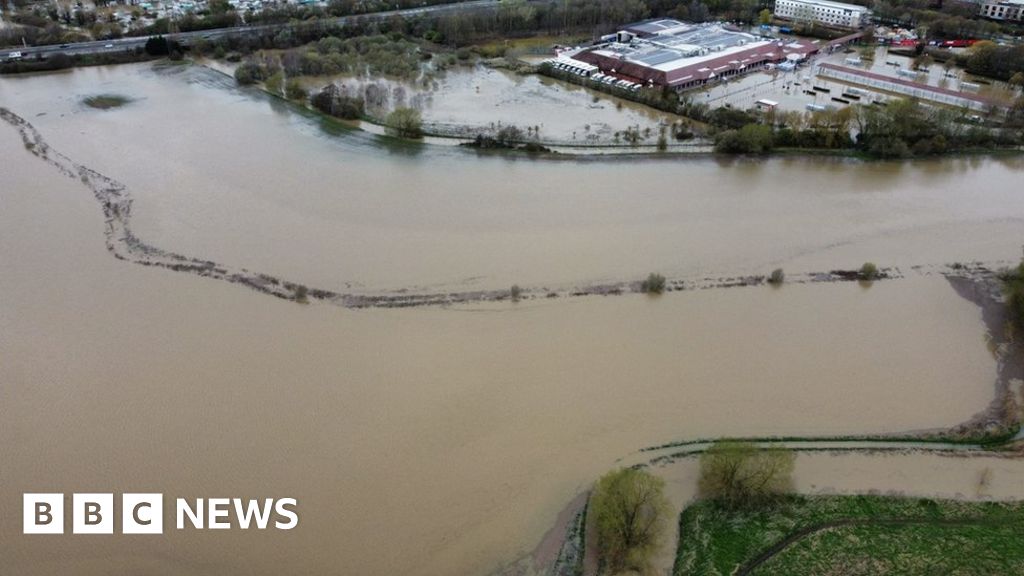 abingdon-tesco-store-forced-to-close-after-flooding