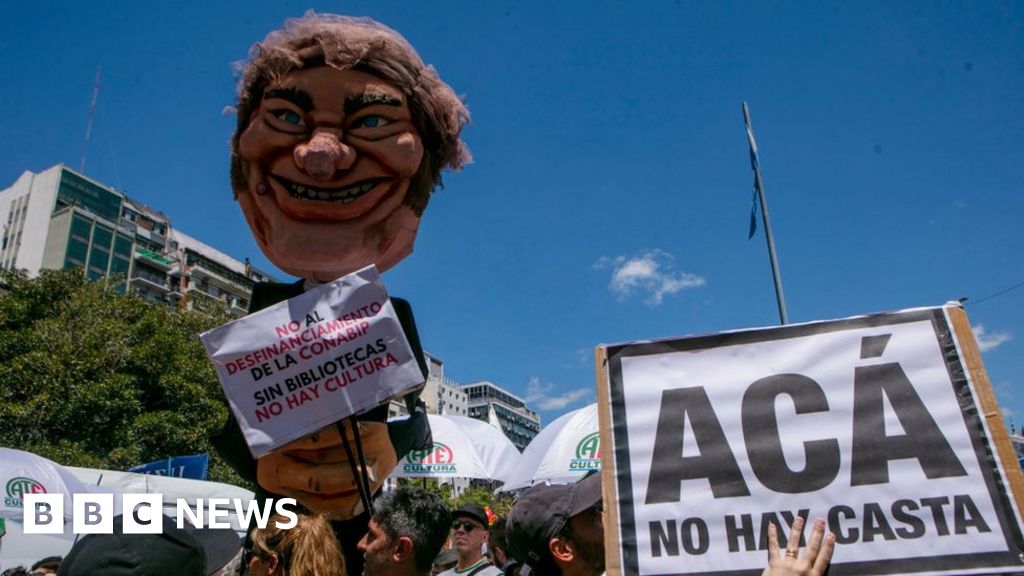 Аржентина: Десетки хиляди протестират срещу съкращенията на Хавиер Милей