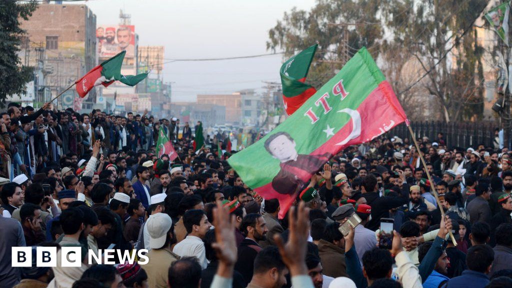 Избори в Пакистан: Имран Хан и Наваз Шариф претендират за предимство