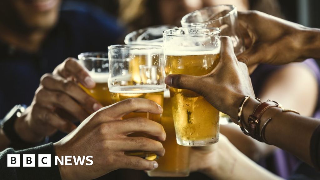 Platinum Jubilee: Pubs could stay open until 1am, home secretary proposes