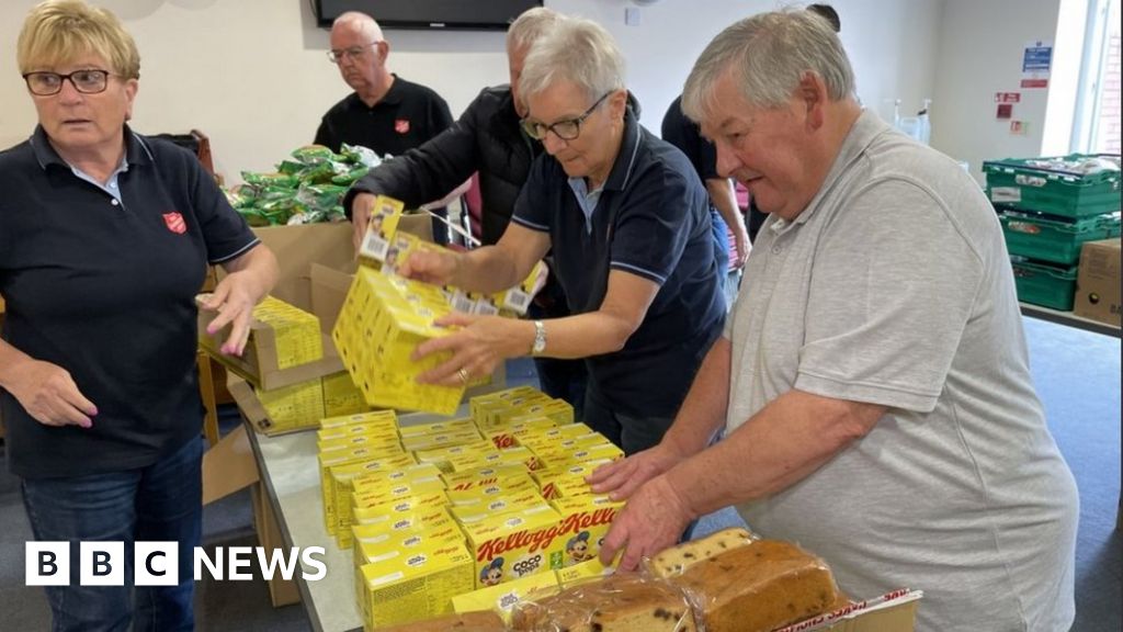Stockton low-cost food hubs to help struggling families - BBC News