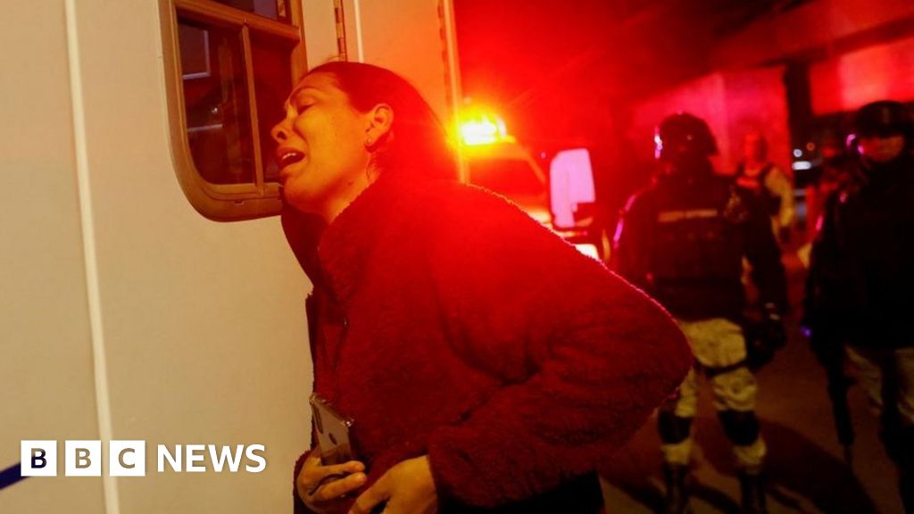 Mexico migrants: Deadly fire at Juárez migrant centre kills at least 40