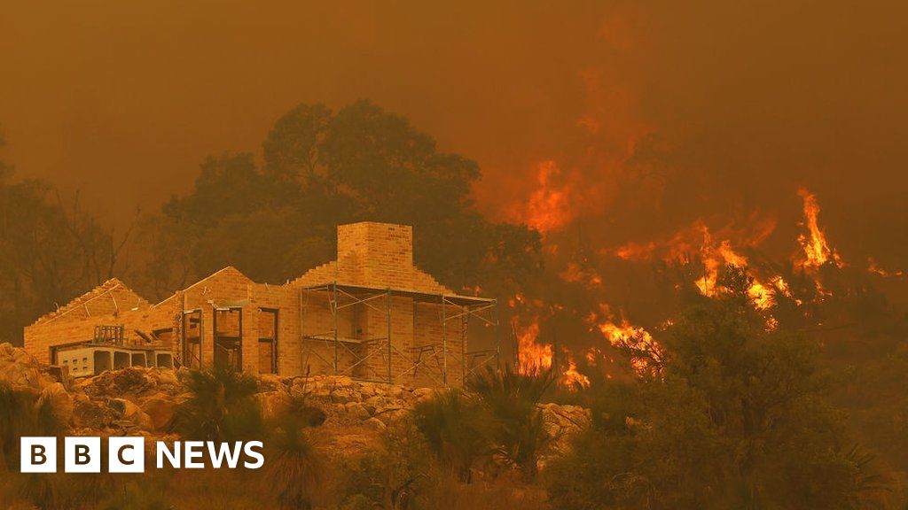 Perth Bushfire Threatens Locked Down Australian City Bbc News