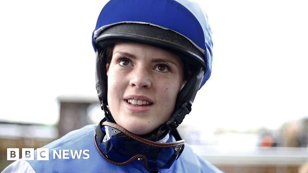 Lizzie Kelly The First Female Gold Cup Jockey For 33 Years Bbc News 