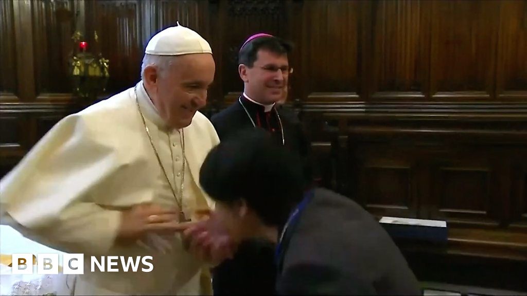 foretage Hammer Præfiks Pope Francis slaps pilgrim's hand after she yanks his arm - BBC News