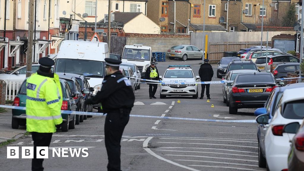 Luton imam shooting: Five bailed in attempted murder inquiry - BBC News