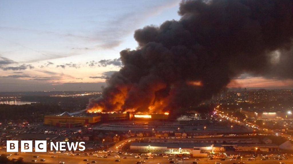 Blaze engulfs shopping centre in Moscow