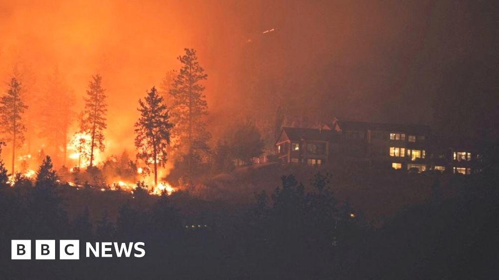 Požáry v Kanadě: Nejméně 30 000 rodin bylo vyzváno, aby evakuovaly své domovy, když se požáry blíží