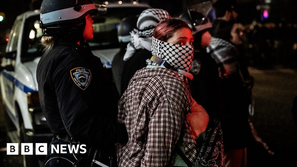 Police in riot gear raid Columbia University to arrest pro-Palestinian protesters