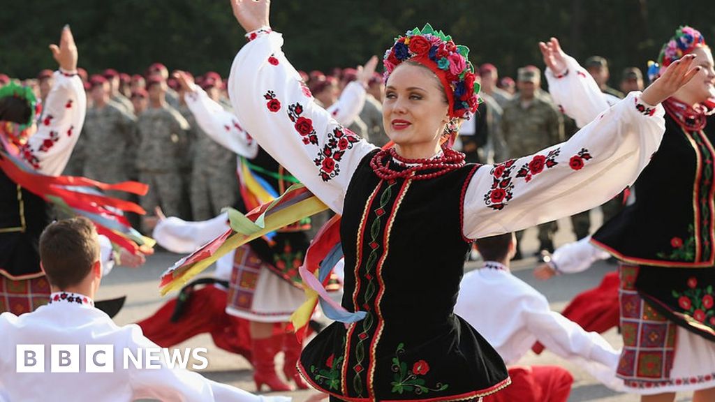 Ukrainian women, US protests, Chinese migrants and RIPVine BBC News