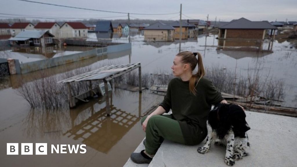 Rusia Banjir Kazakhstan: Naiknya permukaan air menenggelamkan rumah-rumah di Orenburg