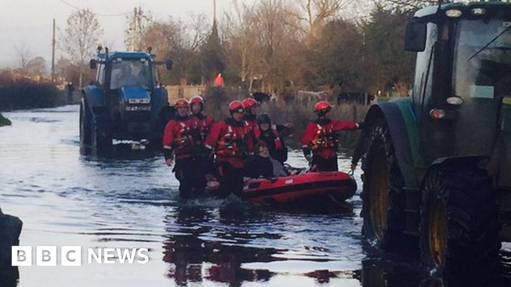 Storm Desmond: Clean-up operation after NI flooding - BBC News