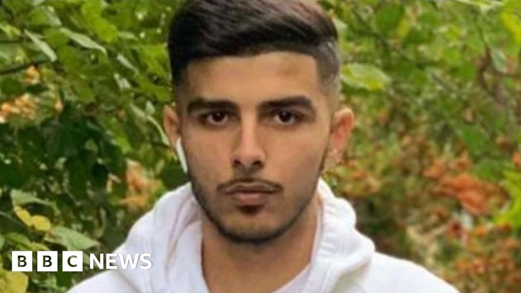 Khizar Hayat: Inquest hears teenager drowned after jumping into reservoir - BBC News