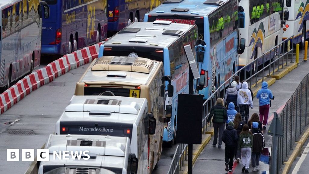 Coach firms try Eurotunnel after Dover ferry delays