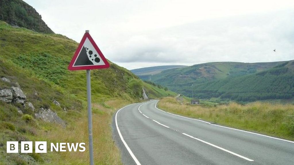 Driver freed after collision on Rhigos mountain road