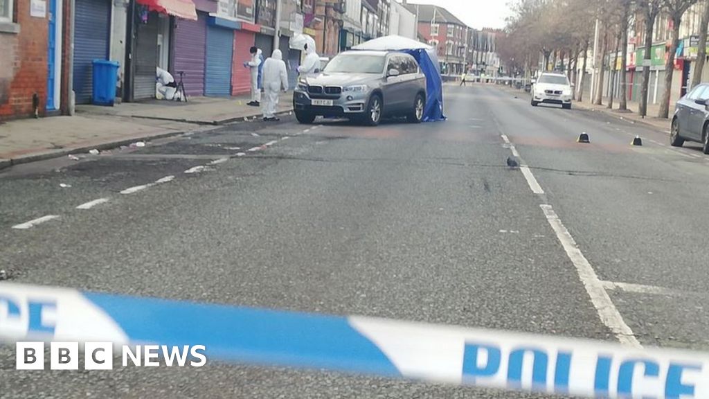 Man shot in Hull street by armed police
