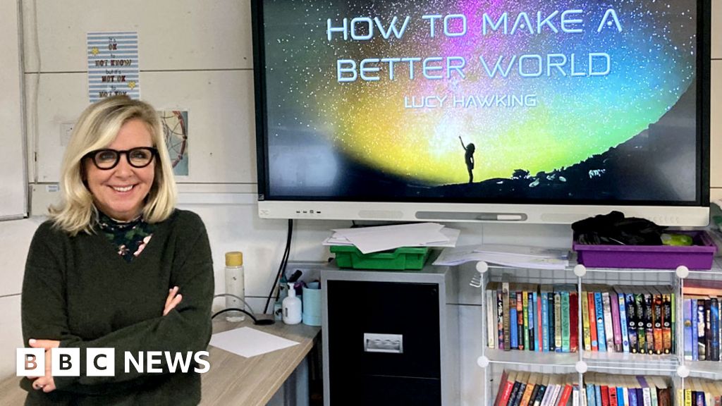 Stephen Hawking's daughter gives keynote speech at school