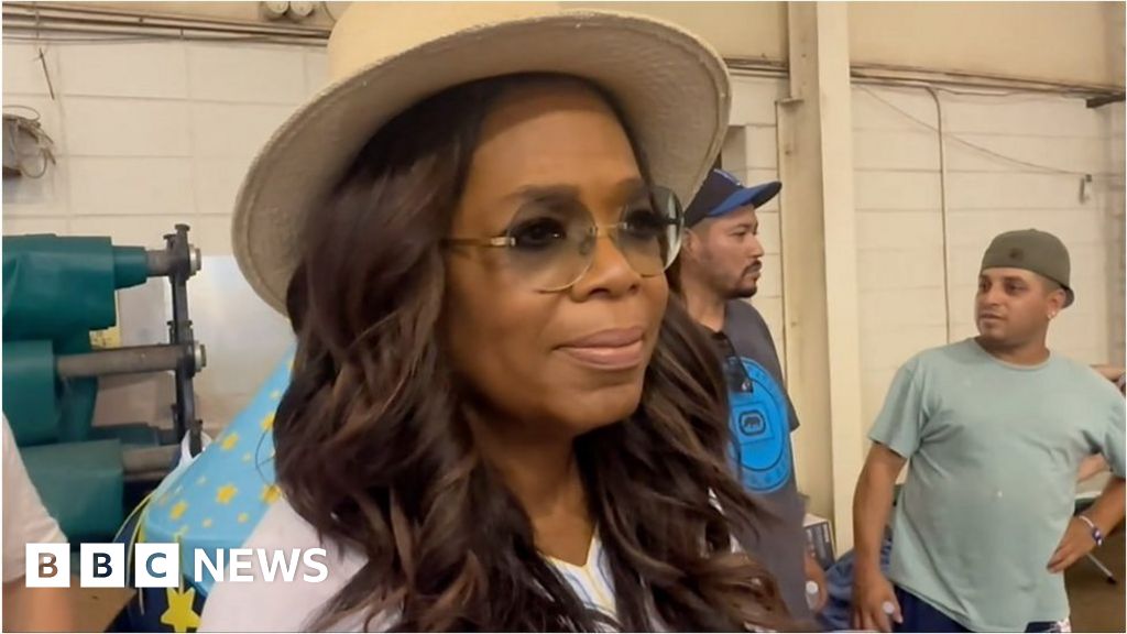 Oprah Winfrey hands out supplies after Hawaii wildfires