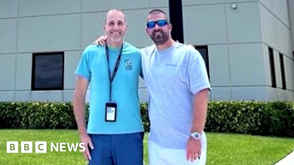 'No idea' passenger lands Florida plane as pilot falls ill - BBC News