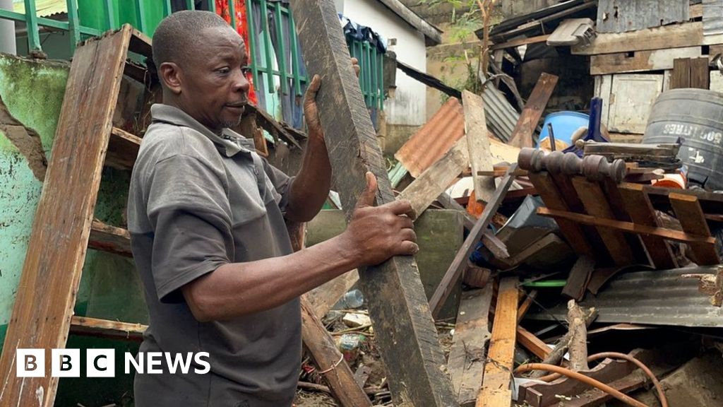 Dar es Salaam floods: Roads unpassable in Tanzania's main city