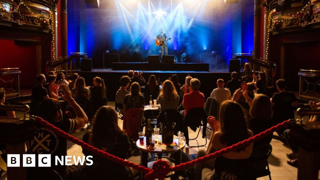 Frank Turner's socially distanced trial gig ‘not a success’