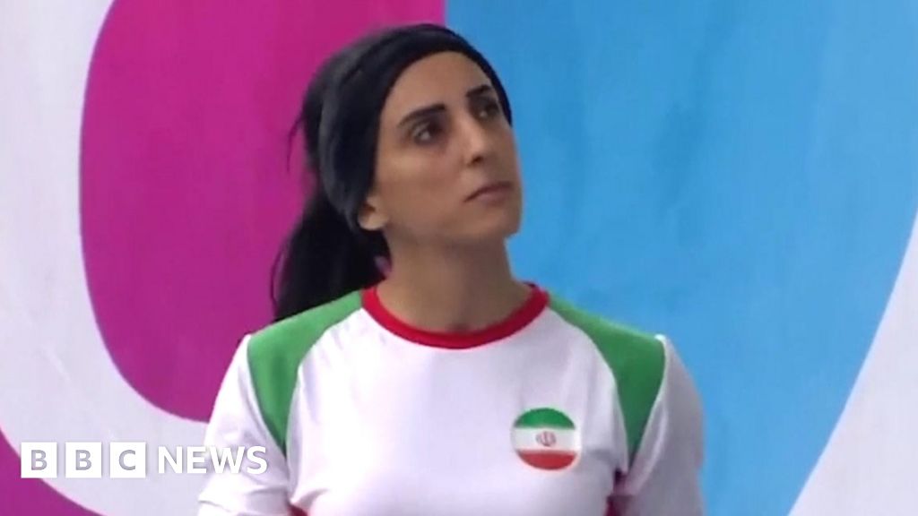 Elnaz Rekabi: Iranian climber flies home to crowds of supporters