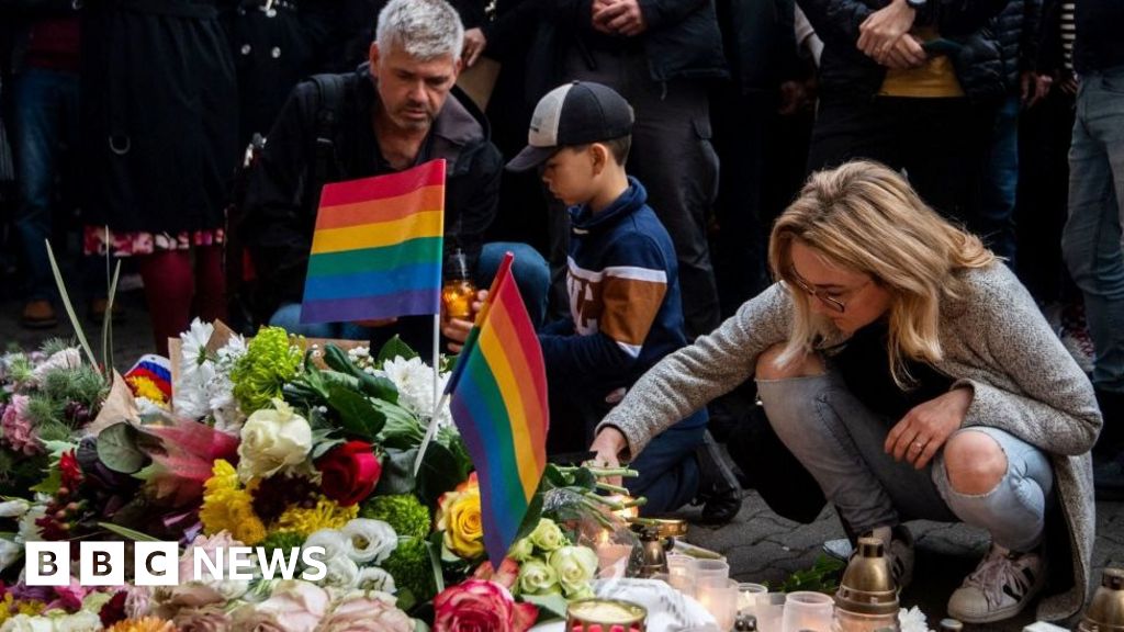 Photo of Útok LGBT na Slovensku: Pred bratislavským barom sa zhromaždili tisíce ľudí