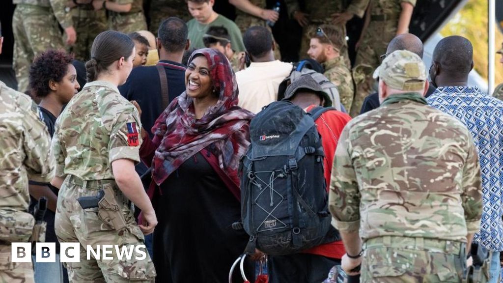Sudan: Dozens on last UK evacuation flights to leave the country
