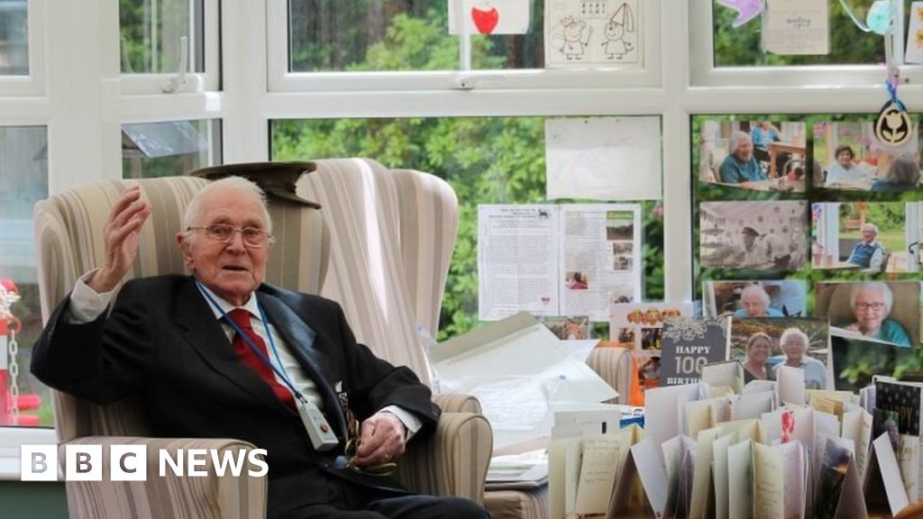 Coronavirus: veterans Mark 100th birthday with 100 cards
