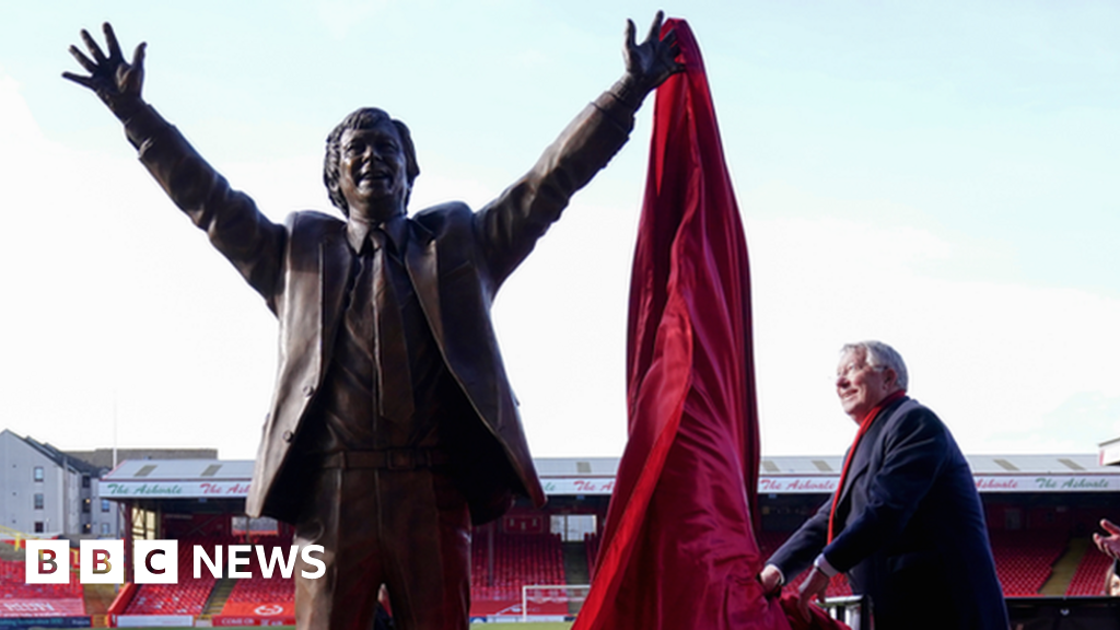 Sir Alex Ferguson statue unveiled at Aberdeen's Pittodrie Stadium - BBC ...