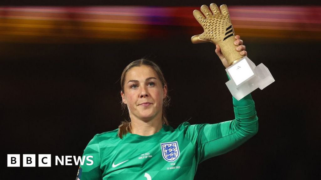 Oxford company releases Mary Earps football shirt - BBC News