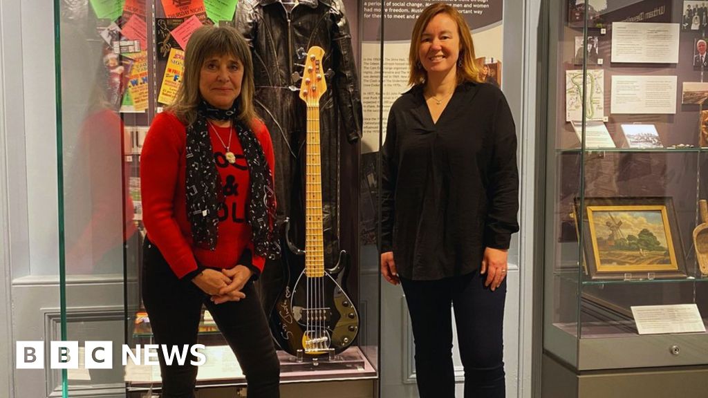 Suzi Quatro donates bass guitar to Chelmsford Museum