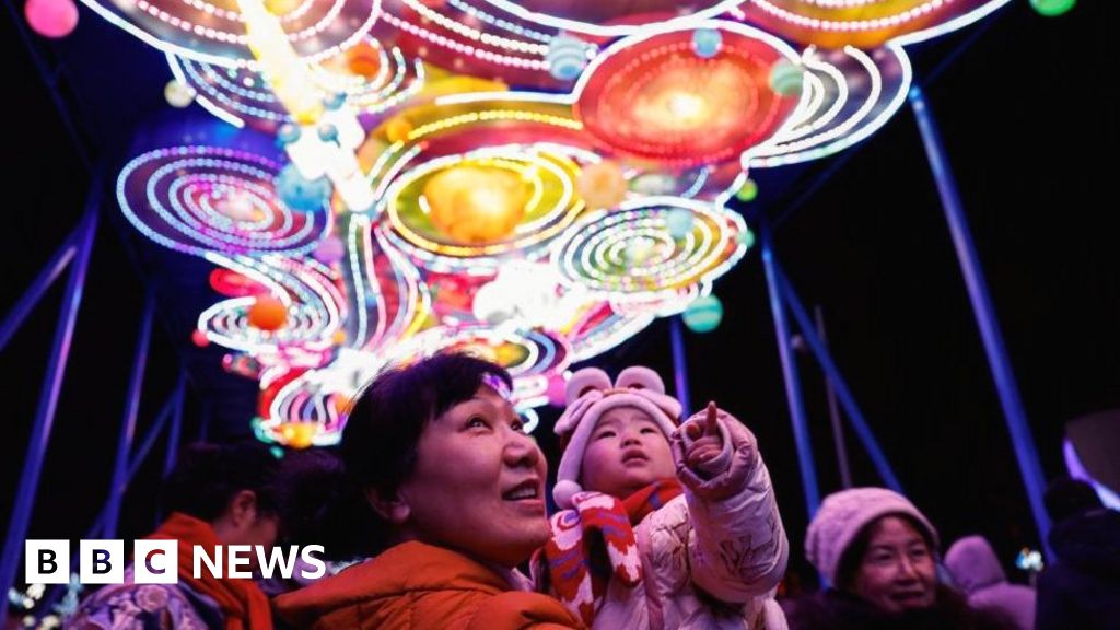 Фестивалът на фенерите предизвиква цветни тържества