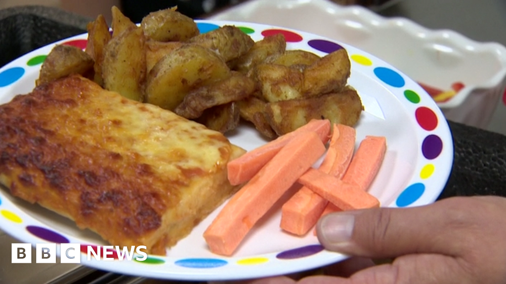 Free school meals 'year-round' for low-income families - BBC News
