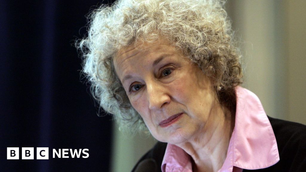 Margaret Atwood wins 2016 Pen Pinter Prize - BBC News