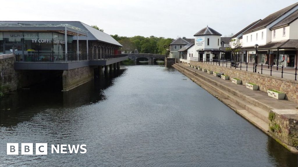 Haverfordwest Riverside shopping centre bid to boost town - BBC News