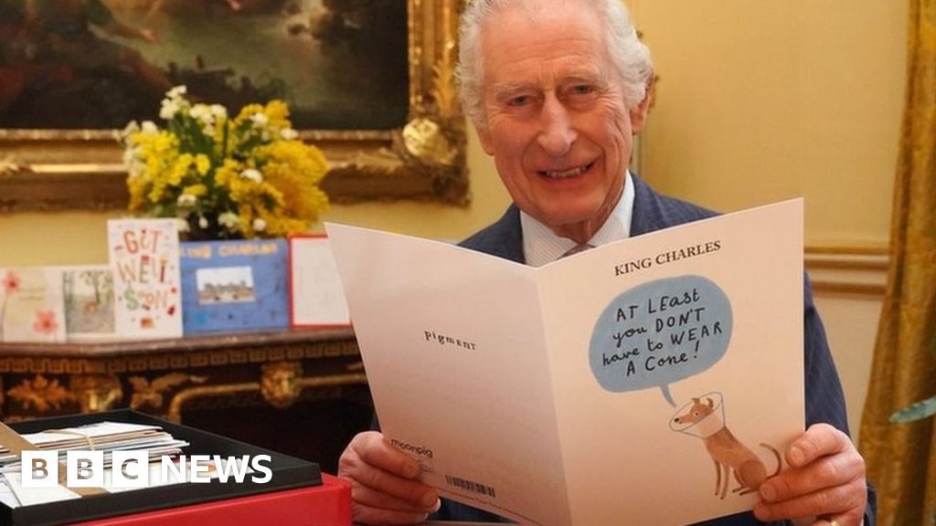 Koning Charles geniet van de grappen op de steunkaarten