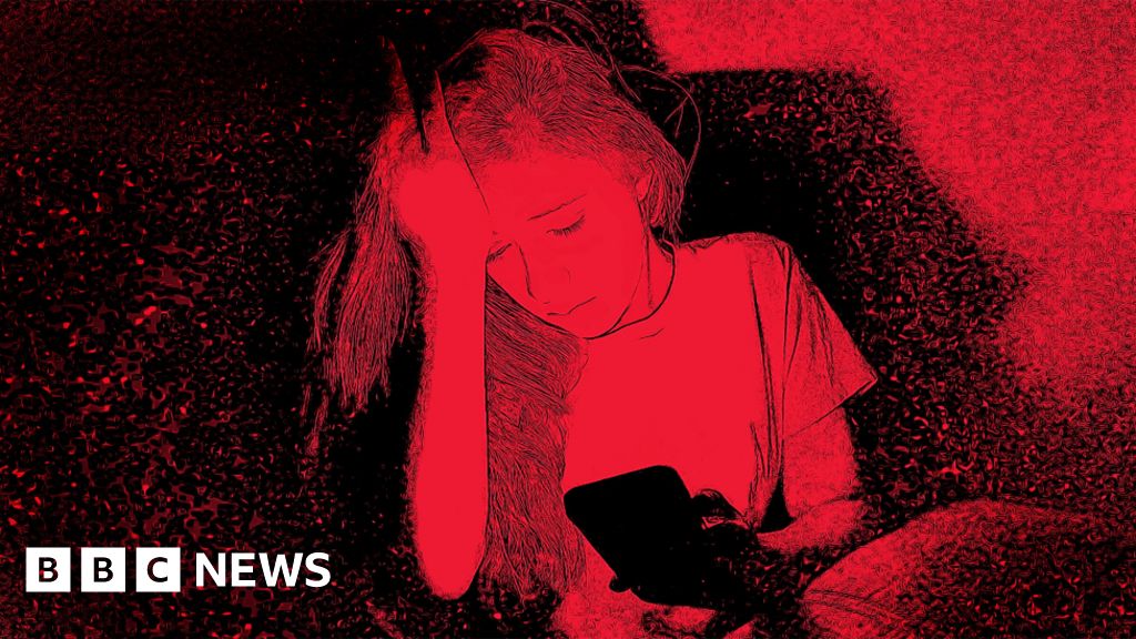 Pisvada Xxx - Pre-teen girls 'tricked into sex acts on webcams' - BBC News