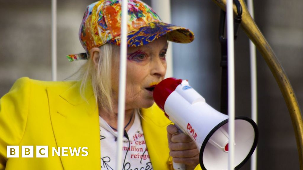 Julian Assange: Dame Vivienne Westwood leads protest - BBC News