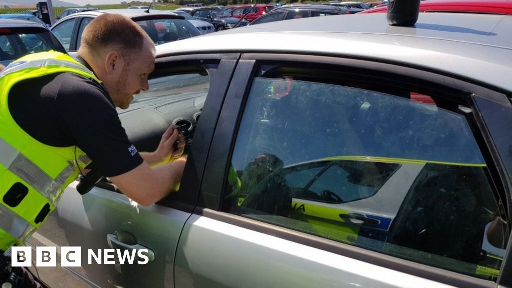 Police in North East Fife rescue 'boiling' dog from car BBC News