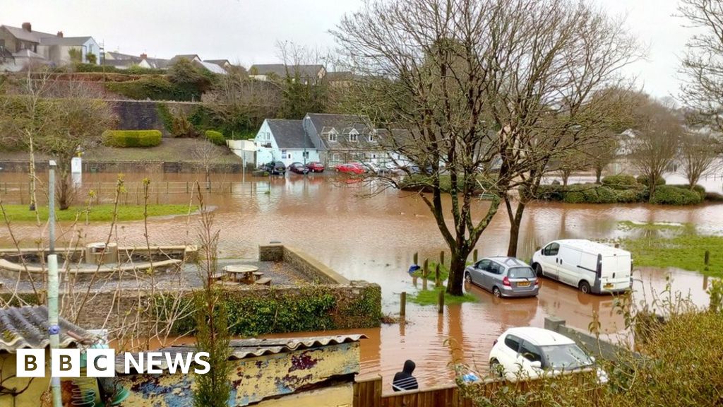 Flood alerts in Wales after bank holiday snow - BBC News