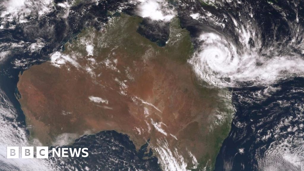 Cyclone Debbie: Thousands Evacuate In Queensland, Australia - BBC News