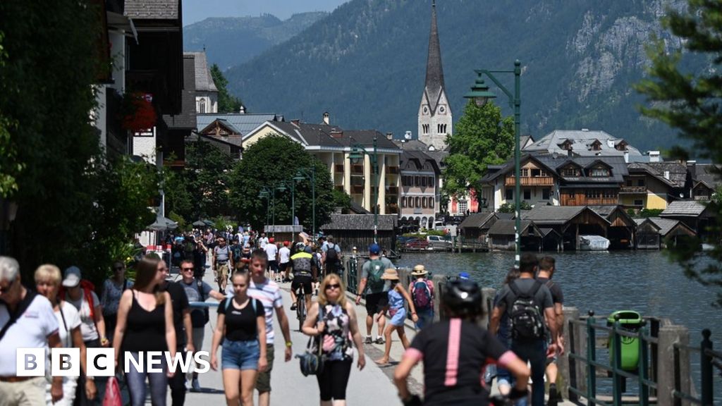 Халщат: Австрийски град протестира срещу масовия туризъм