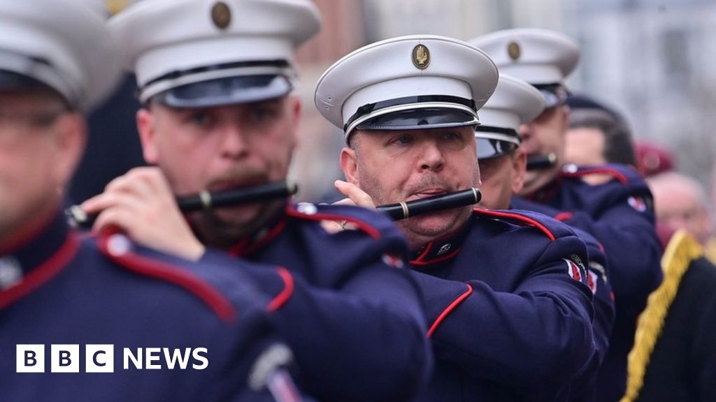Londonderry Thousands march in Apprentice Boys parade BBC News