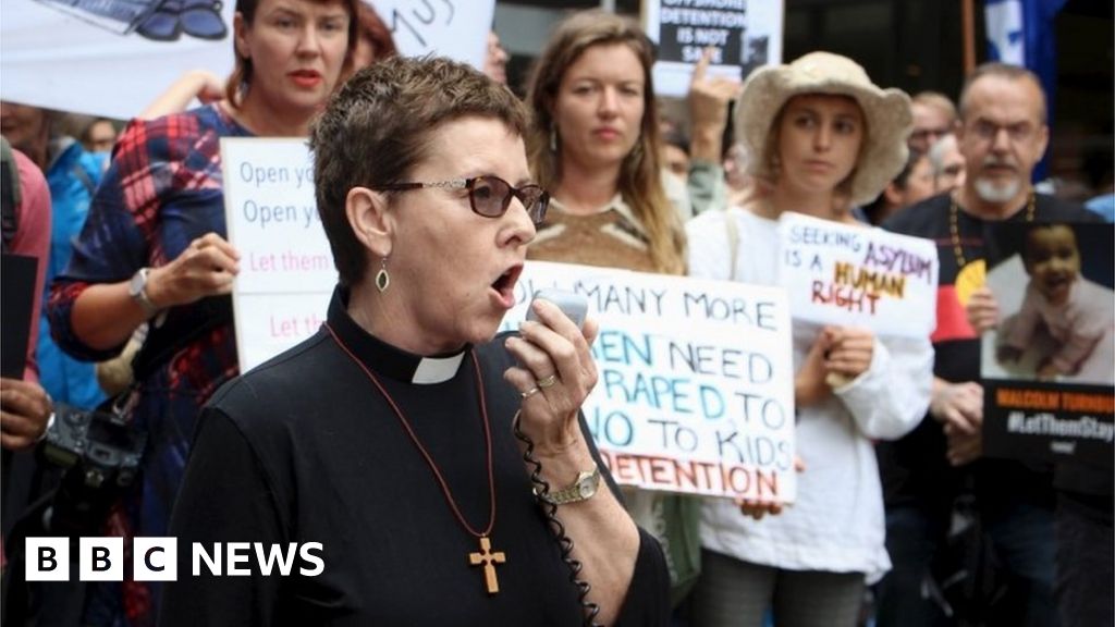 Australian churches offer to take in asylum seekers - BBC News