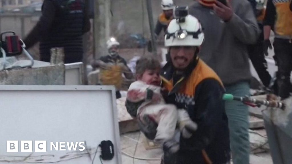 Toddler rescued from collapsed Syria building