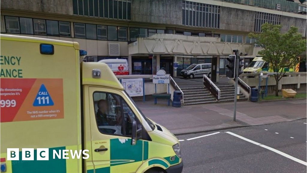 Record patient numbers at Poole Hospital's closing A&E - BBC News