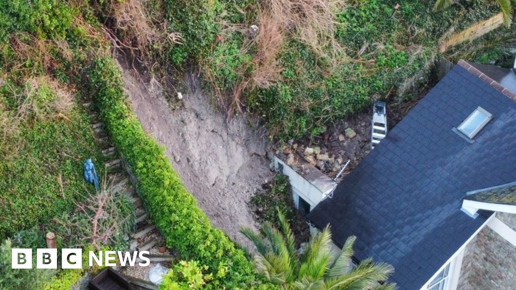 Isle of Wight: Rocks tumble towards house in Ventnor landslip 