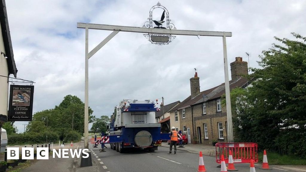 Suffolk Magpie pub sign damage closes A140 