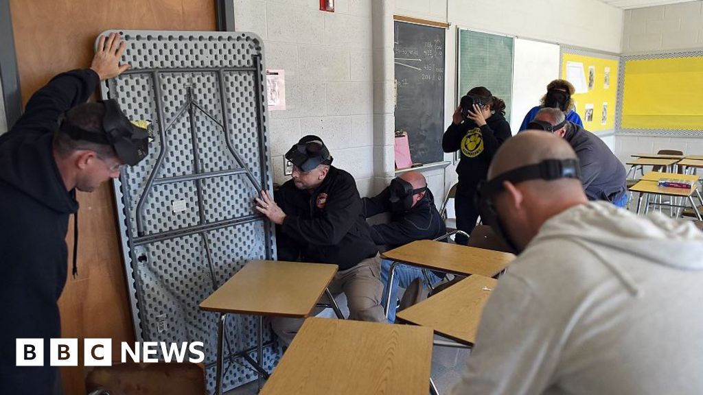 Is ‘Run, Hide, Fight’ the best advice for mass shootings? - BBC News